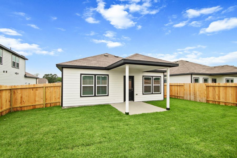 Exterior details and patio area of a home in Lexington Heights, Willis (Image 4).