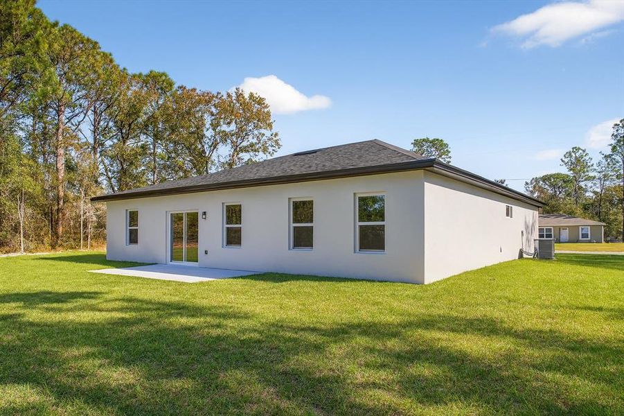 Exterior details and patio area of a home in , Dunnellon (Image 3).