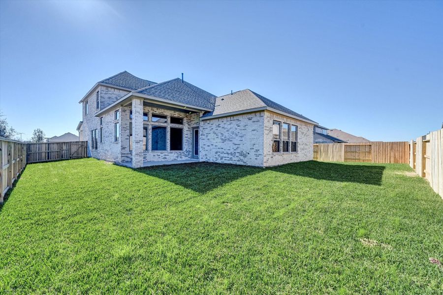 Exterior details and patio area of a home in Canterra Creek  60', Rosharon (Image 22).