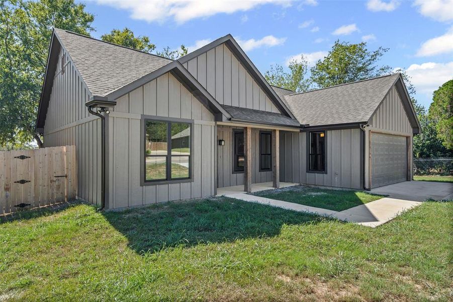 Exterior details and patio area of a home in , Mineral Wells (Image 21).