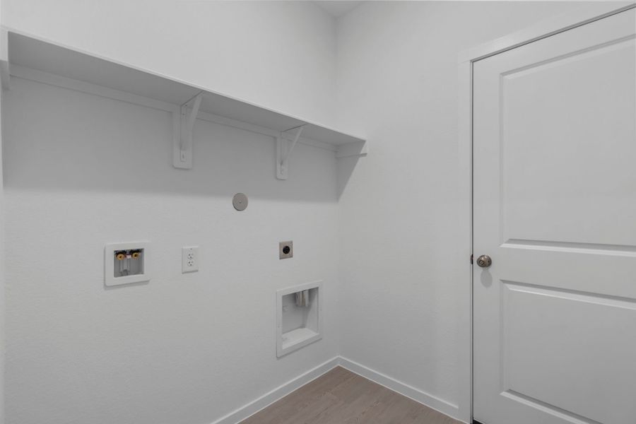 Spacious, unfurnished interior of a new home in Mavera, Conroe (Image 8).
