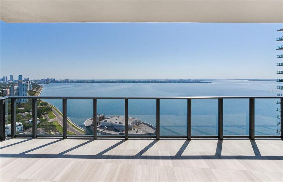 Condo located in Tampa, FL showcasing its design and architecture (Image 21).