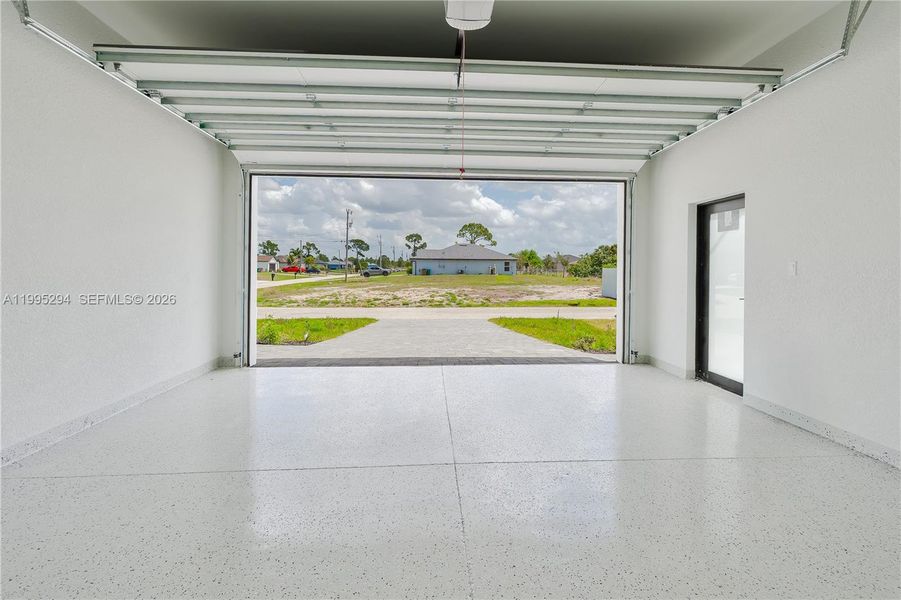 Spacious, unfurnished interior of a new home in , Cape Coral (Image 34).