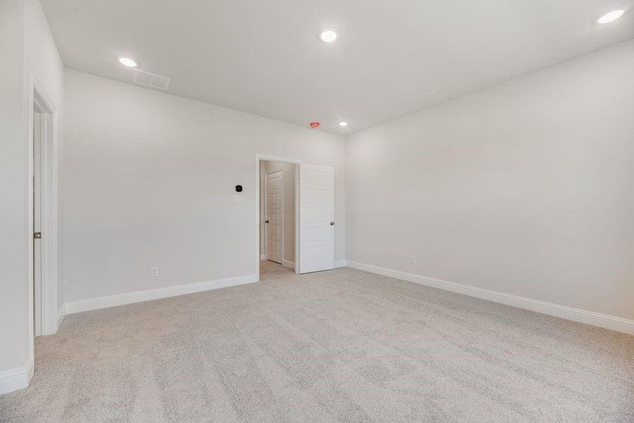 Spacious, unfurnished interior of a new home in Bayside, Rowlett (Image 18).