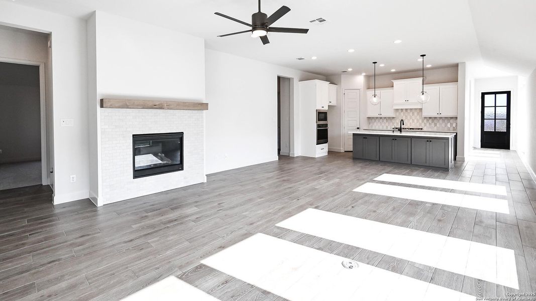 Spacious, unfurnished interior of a new home in Mayfair 50', New Braunfels (Image 15). Spacious, unfurnished interior of a new home in Mayfair 50', New Braunfels (Image 15).