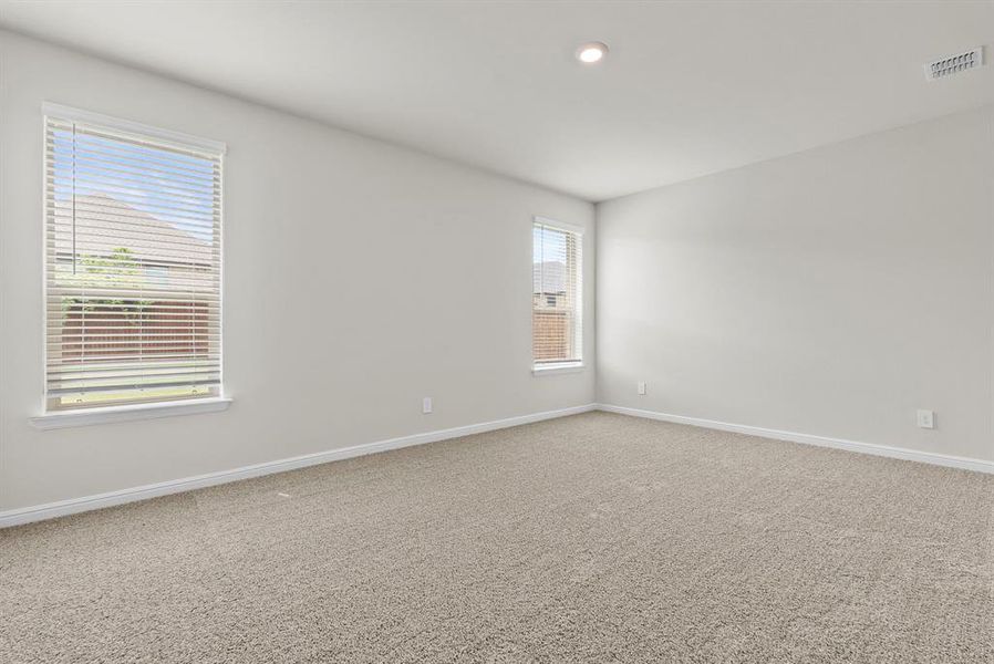 Spacious, unfurnished interior of a new home in Saratoga, Granbury (Image 28).