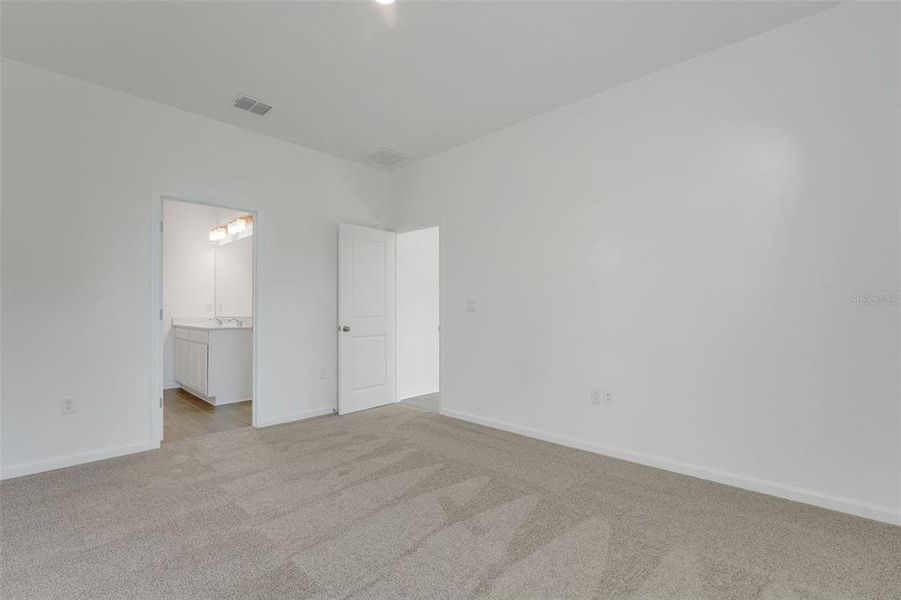 Spacious, unfurnished interior of a new home in Reserve at Hammock Oaks, Lady Lake (Image 15).