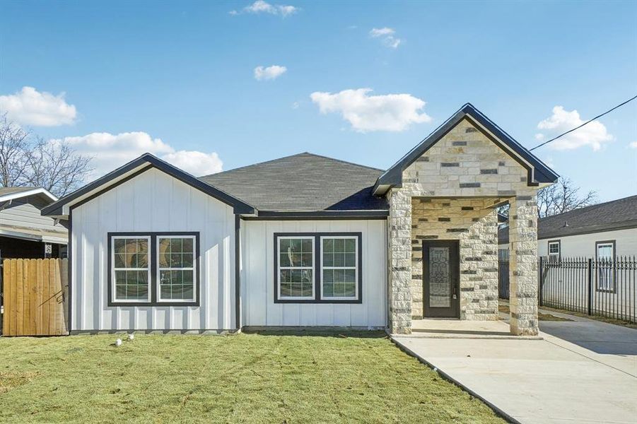 View of front of house featuring a front yard