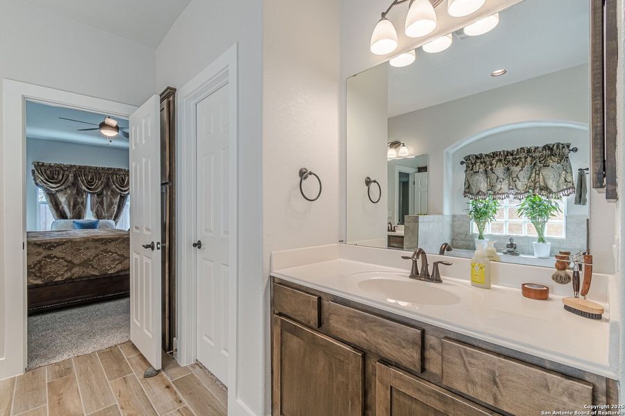 Furnished interior view inside a new home in Hiddenbrooke, Seguin (Image 35).