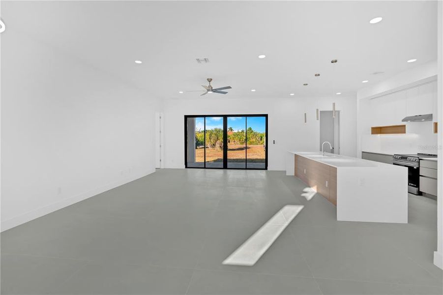 Spacious, unfurnished interior of a new home in , Port Charlotte (Image 18).