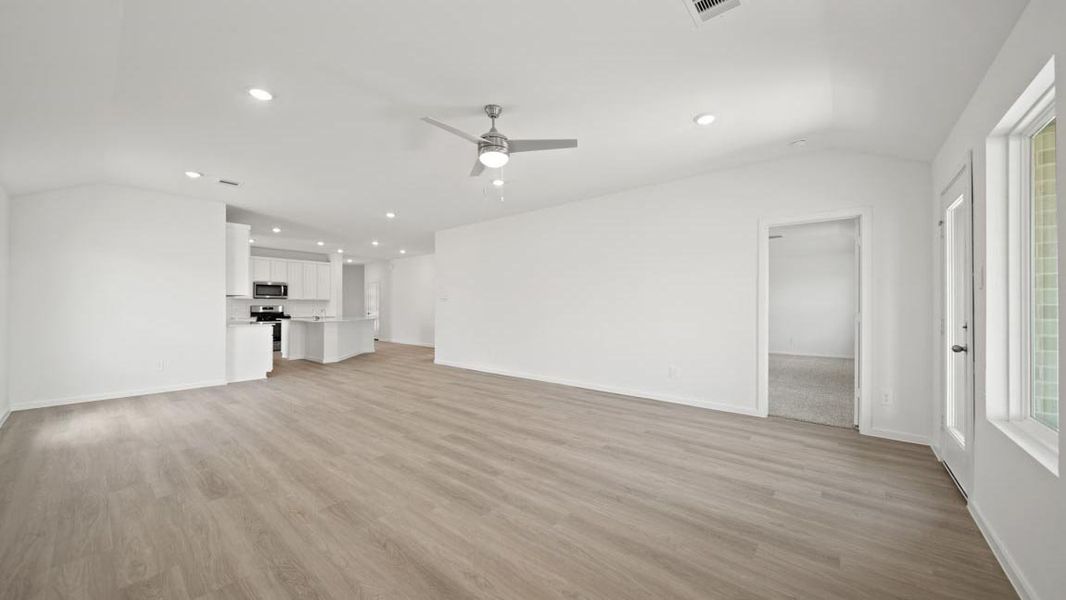 Spacious, unfurnished interior of a new home in Sunterra Lakes, Brookshire (Image 14).