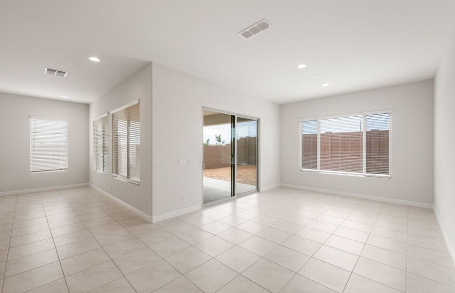 Spacious, unfurnished interior of a new home in Artisan at Asante, Surprise (Image 18).