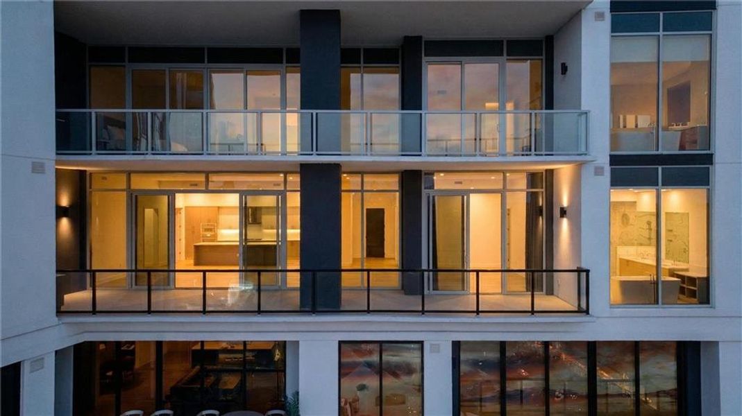 Condo located in Atlanta, GA showcasing its design and architecture (Image 33).