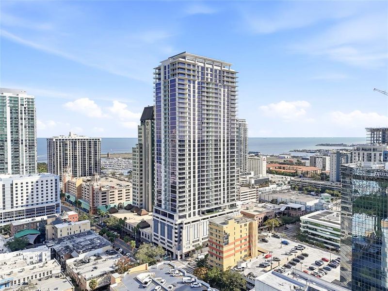 Condo located in St. Petersburg, FL showcasing its design and architecture (Image 39).