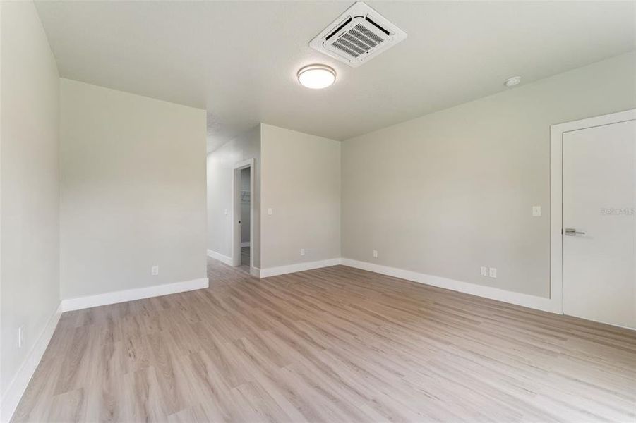 Spacious, unfurnished interior of a new home in , Orlando (Image 25).