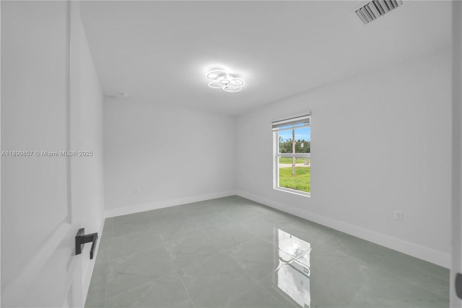 Spacious, unfurnished interior of a new home in , Lehigh Acres (Image 10).