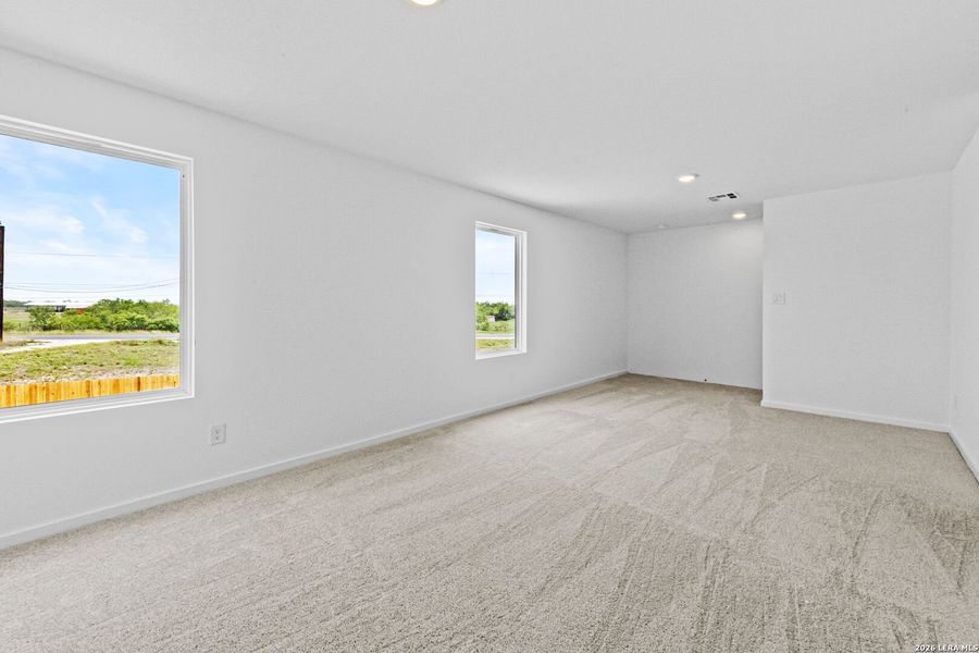 Spacious, unfurnished interior of a new home in Spring Grove, St. Hedwig (Image 19).