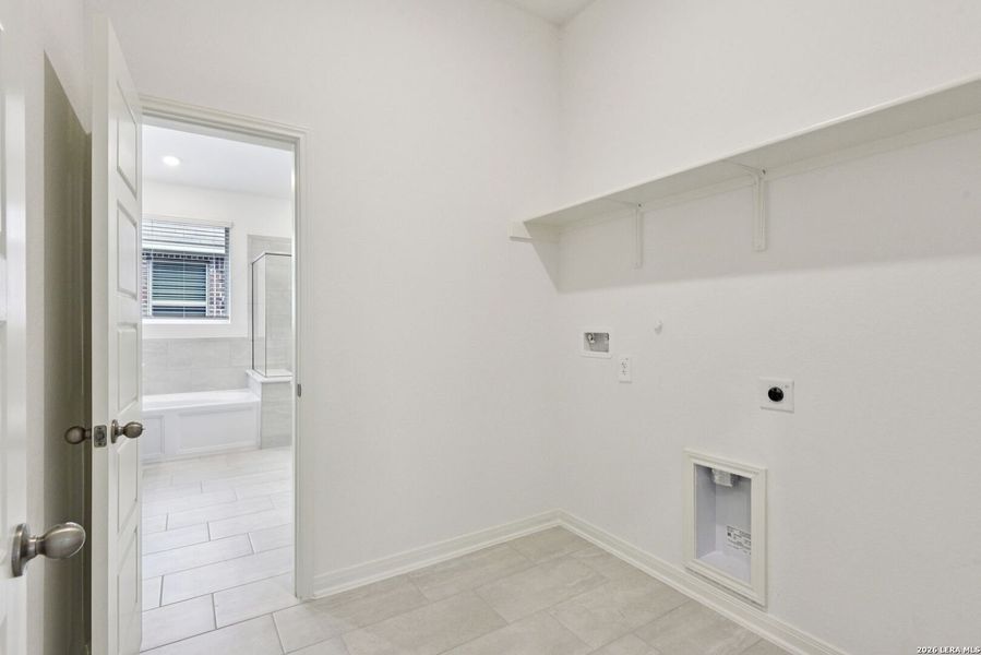 Spacious, unfurnished interior of a new home in Fox Falls, Boerne (Image 21).