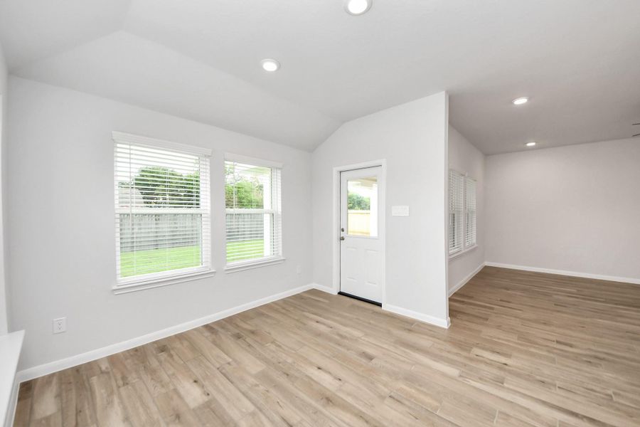 Spacious, unfurnished interior of a new home in Sunrise Cove: Landmark Collection, Texas City (Image 27).