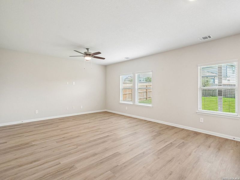 Spacious, unfurnished interior of a new home in Remington Ranch, San Antonio (Image 14).