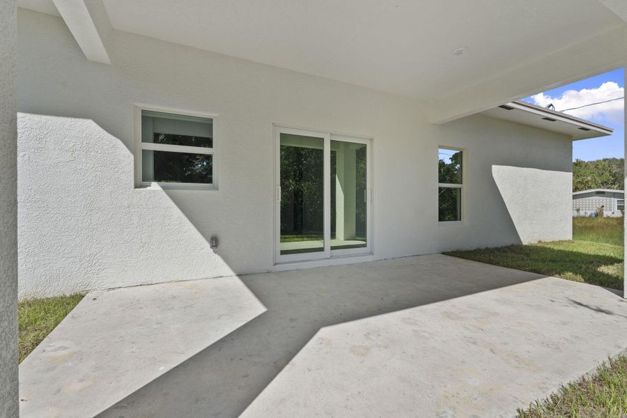 Exterior details and patio area of a home in , Fort Pierce (Image 28).