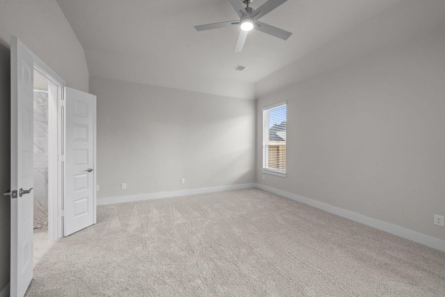 Spacious, unfurnished interior of a new home in Barton Creek Ranch, Conroe (Image 13).