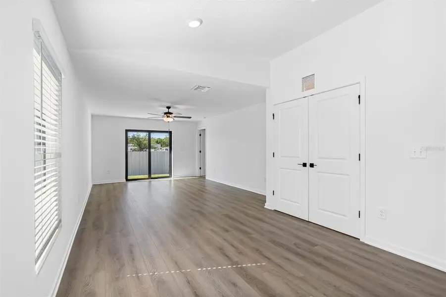 Spacious, unfurnished interior of a new home in Royal Highlands, Weeki Wachee (Image 4).