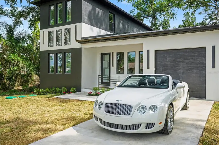 Exterior details and patio area of a home in , Seffner (Image 3).