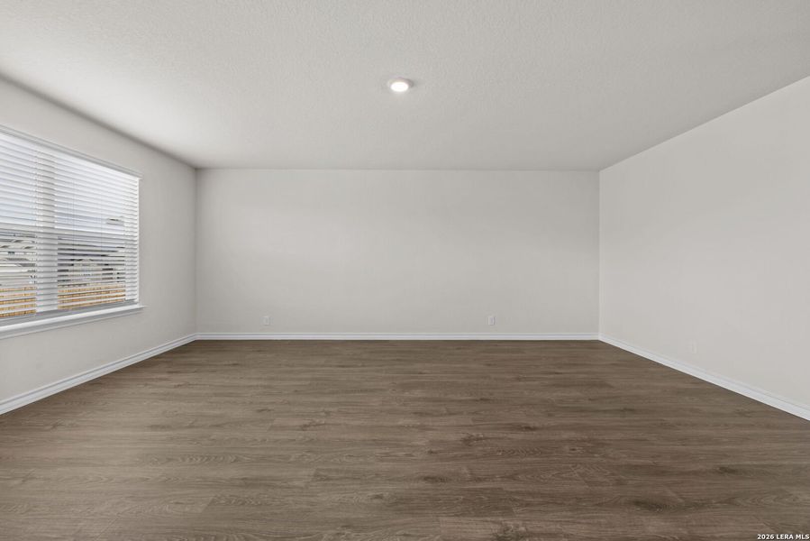 Spacious, unfurnished interior of a new home in Stonehill, San Antonio (Image 15).