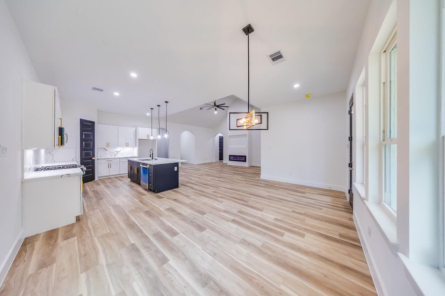 Bright interior with white walls and ceilings, creating an open, airy atmosphere and enhancing natural light throughout the home. Bright interior with white walls and ceilings, creating an open, airy atmosphere and enhancing natural light throughout the home.