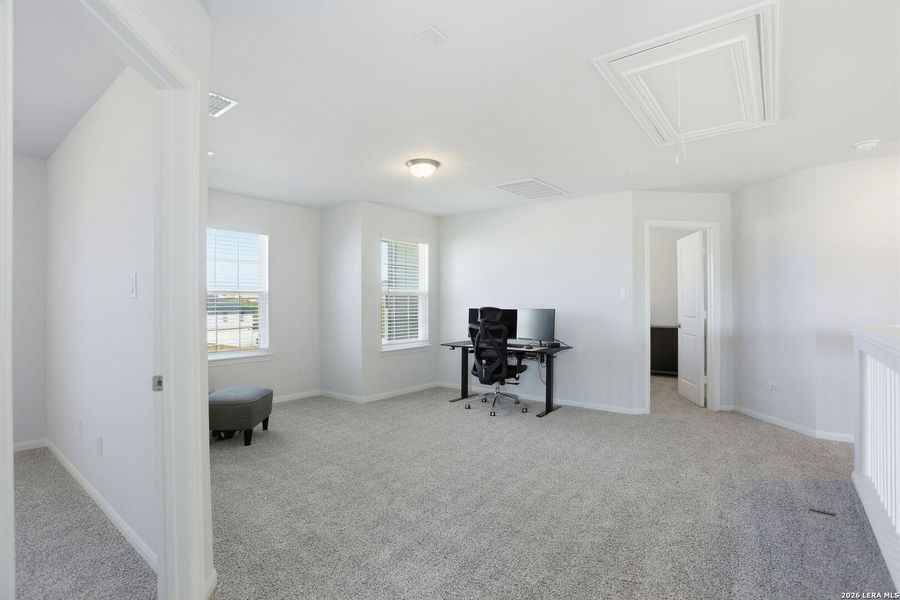 Spacious, unfurnished interior of a new home in Hunter's Ranch, San Antonio (Image 25).