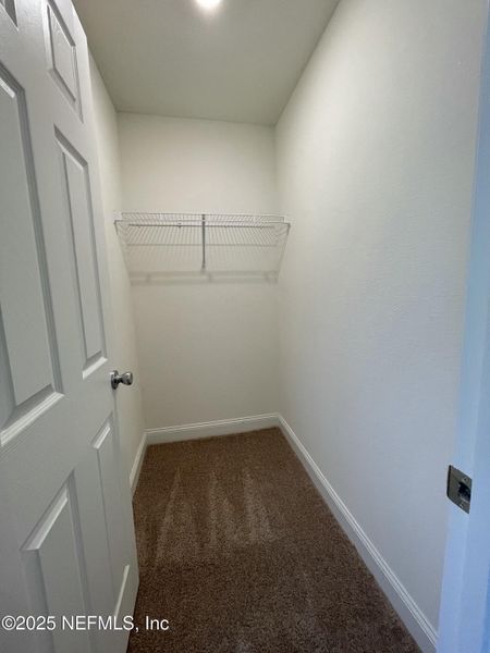 Spacious, unfurnished interior of a new home in Pinewood Place, Middleburg (Image 29).