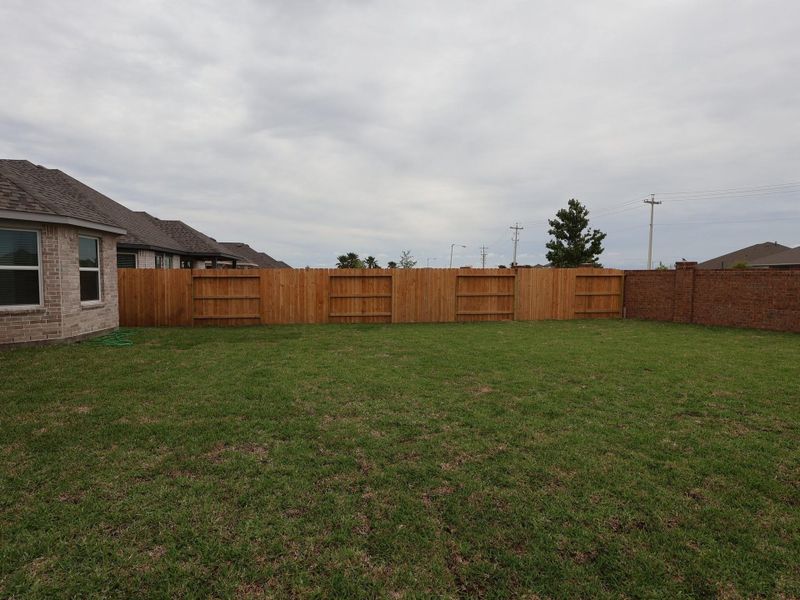 Exterior details and patio area of a home in Lago Mar, Santa Fe (Image 15).
