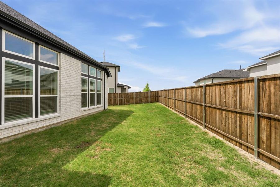 Exterior details and patio area of a home in Lexington Frisco, Frisco (Image 3).