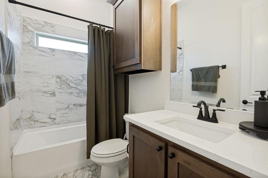 Furnished interior view inside a new home in , Waxahachie (Image 9).