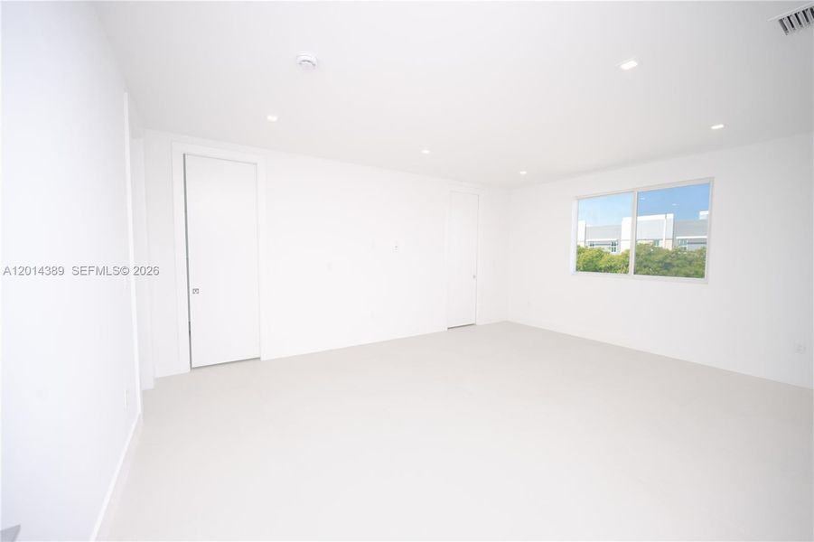 Spacious, unfurnished interior of a new home in , Doral (Image 58).