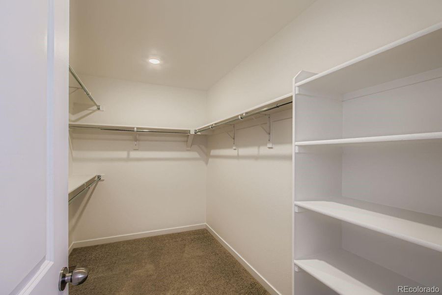 Spacious, unfurnished interior of a new home in Ken-Caryl Ranch, Littleton (Image 6).