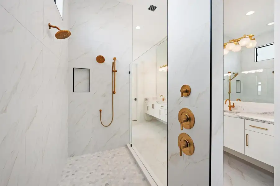 Main Bathroom Ensuite