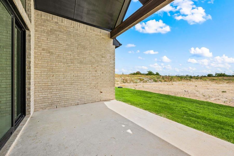 Exterior details and patio area of a home in Bella Crossing, Fort Worth (Image 28).