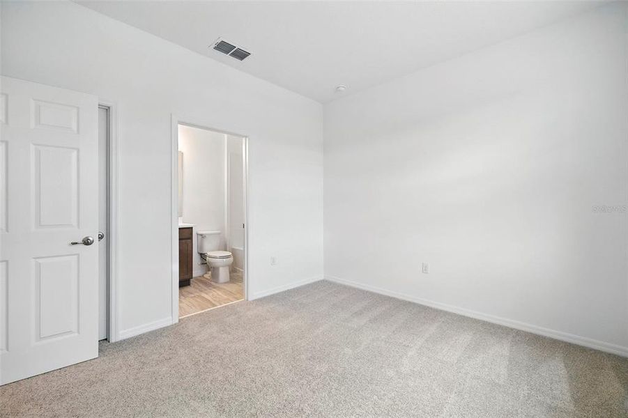 Spacious, unfurnished interior of a new home in Eagletail Landings, Howey-in-the-Hills (Image 11).