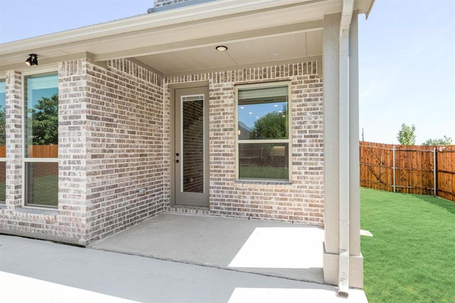 Exterior details and patio area of a home in Mockingbird Heights, Midlothian (Image 4).