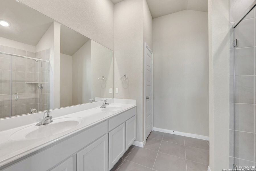 Furnished interior view inside a new home in Greenspoint Heights, Seguin (Image 11).