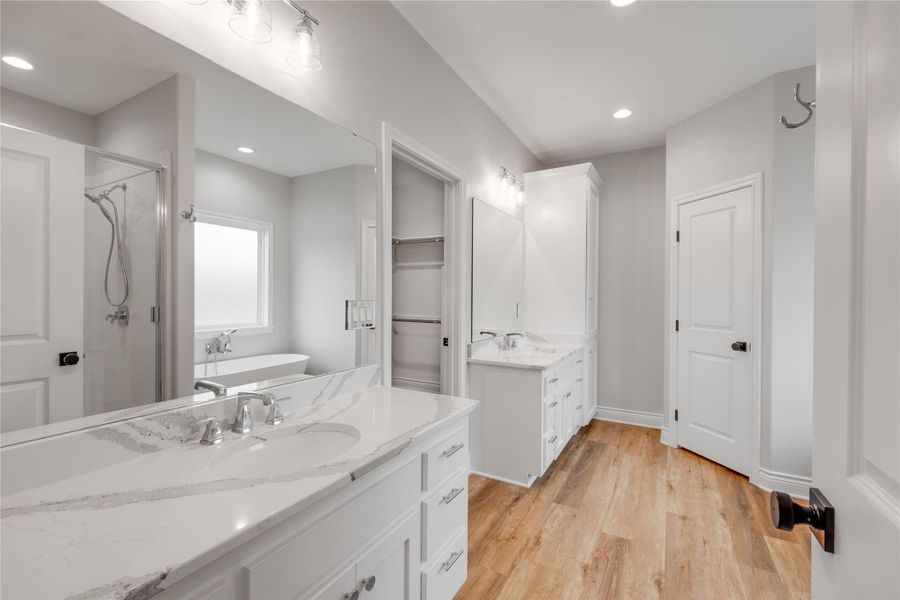 Furnished interior view inside a new home in , Grapeland (Image 12).