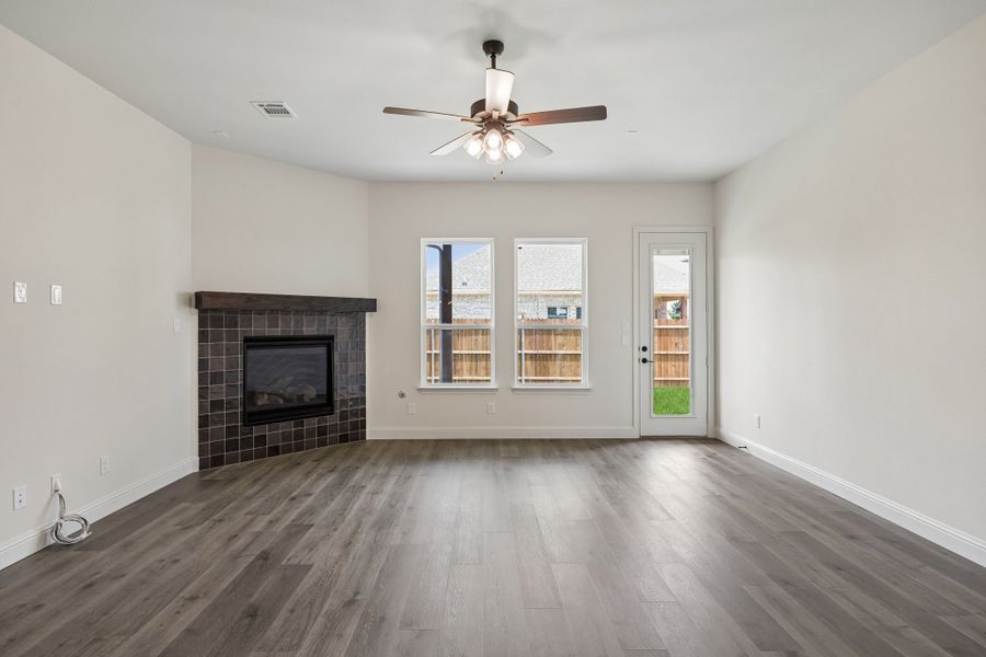Spacious, unfurnished interior of a new home in Country Lakes, Denton (Image 12).
