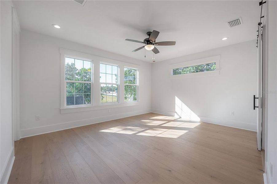 Spacious, unfurnished interior of a new home in , Tampa (Image 50).