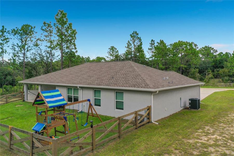 Exterior details and patio area of a home in , Dunnellon (Image 36).