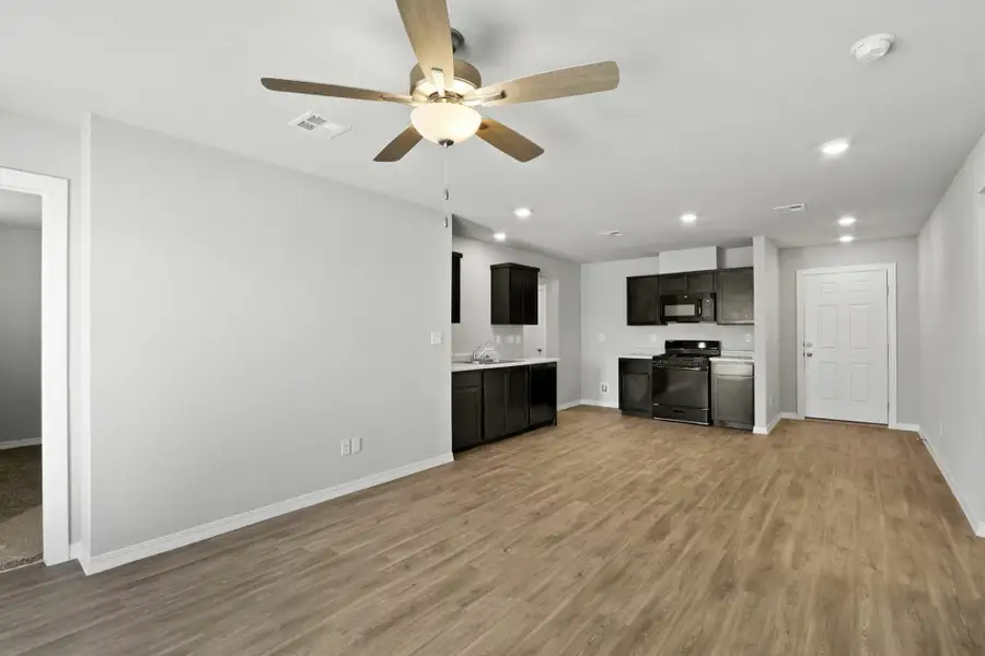Spacious, unfurnished interior of a new home in Rancho Desierto Bello, El Paso (Image 11).