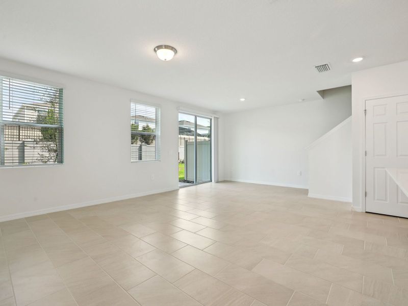 Spacious, unfurnished interior of a new home in Cagan Crossings West, Clermont (Image 7).