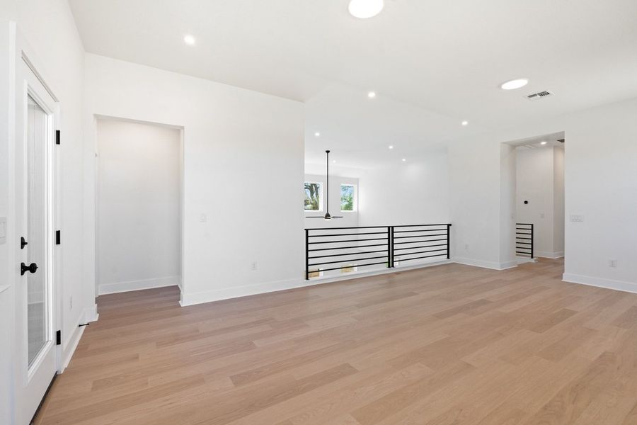 Spacious, unfurnished interior of a new home in Persimmon, Buda (Image 39).