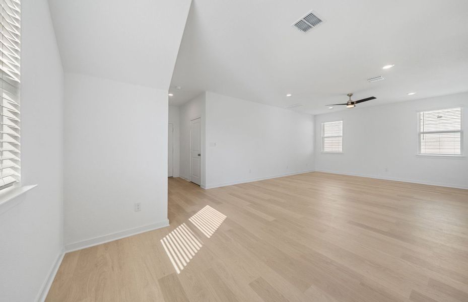 Spacious, unfurnished interior of a new home in Sunfield, Buda (Image 25).